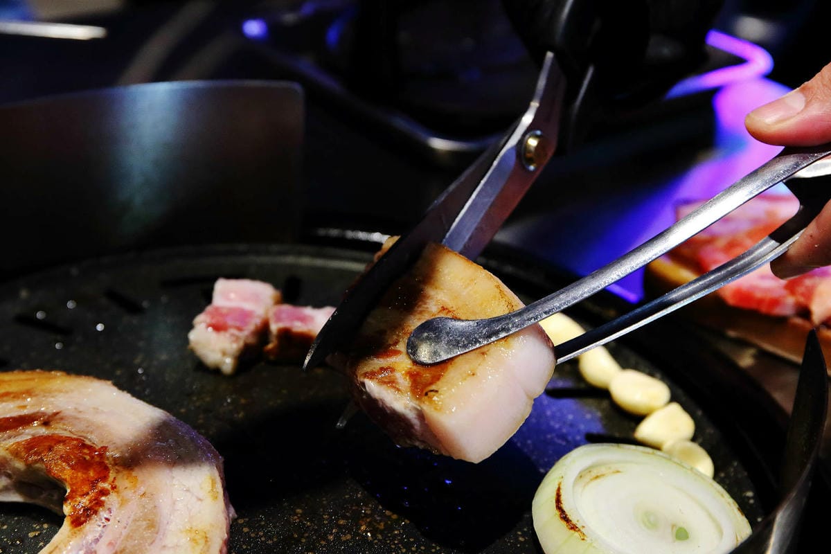 王品全新韓式燒肉品牌，金咕韓式原塊烤肉插旗西門町！主打豬五花