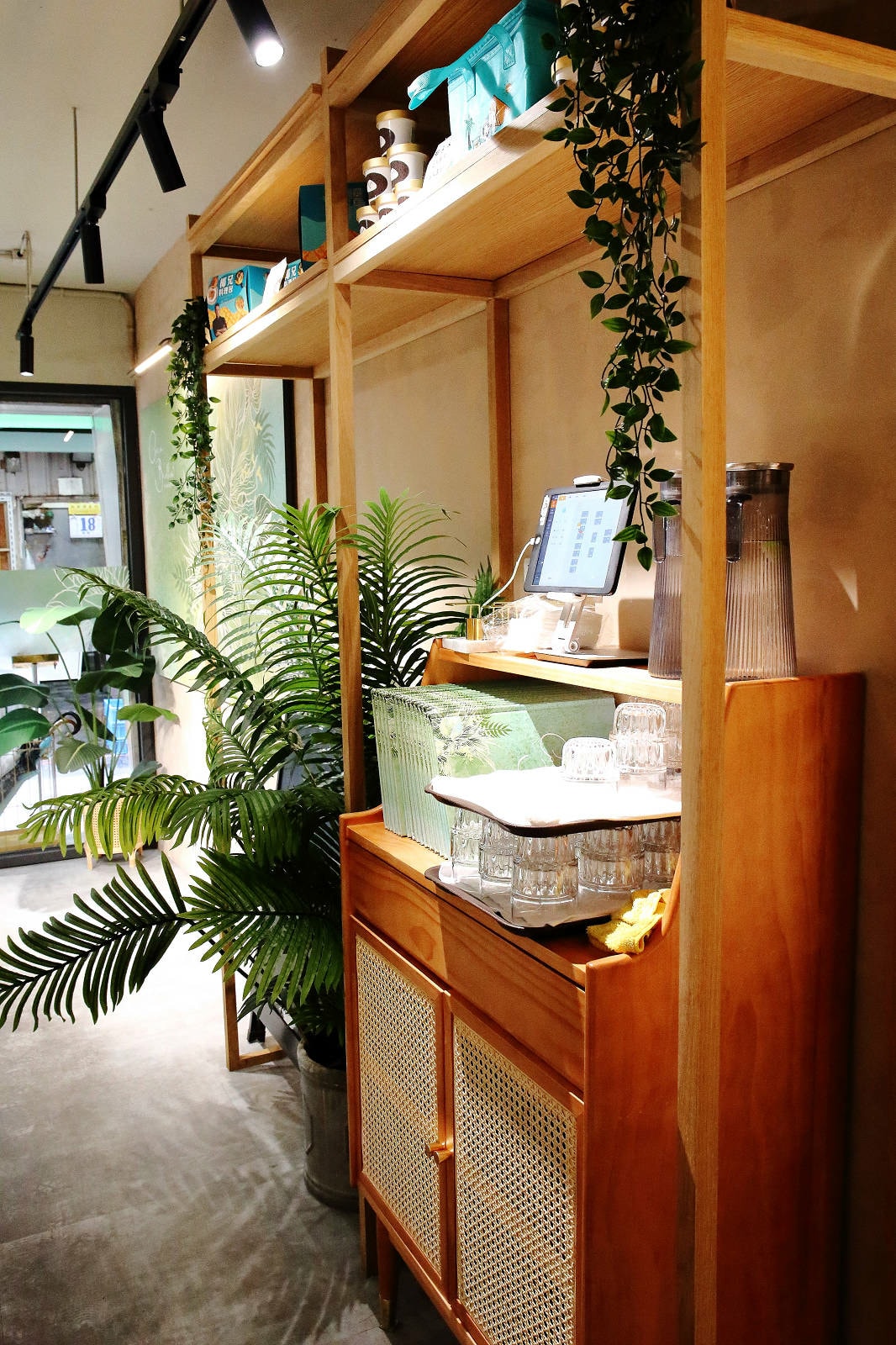 捷運中山美食推薦!一個人也能吃泰式!椰兄 PLUS台北必吃網