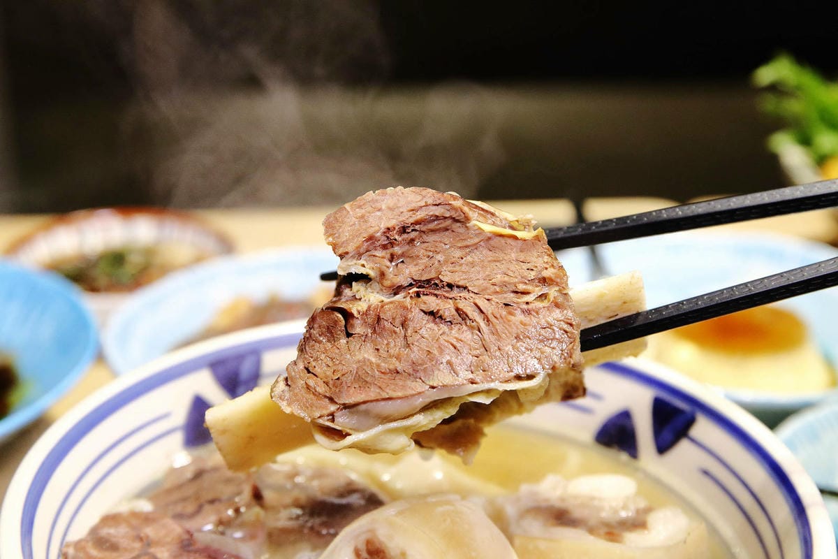 牛山．牛肉麵．燒肉飯，桃園最難吃到的牛肉麵！超狂清燉牛肉麵滿
