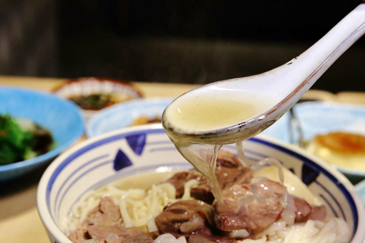 牛山．牛肉麵．燒肉飯，桃園最難吃到的牛肉麵！超狂清燉牛肉麵滿
