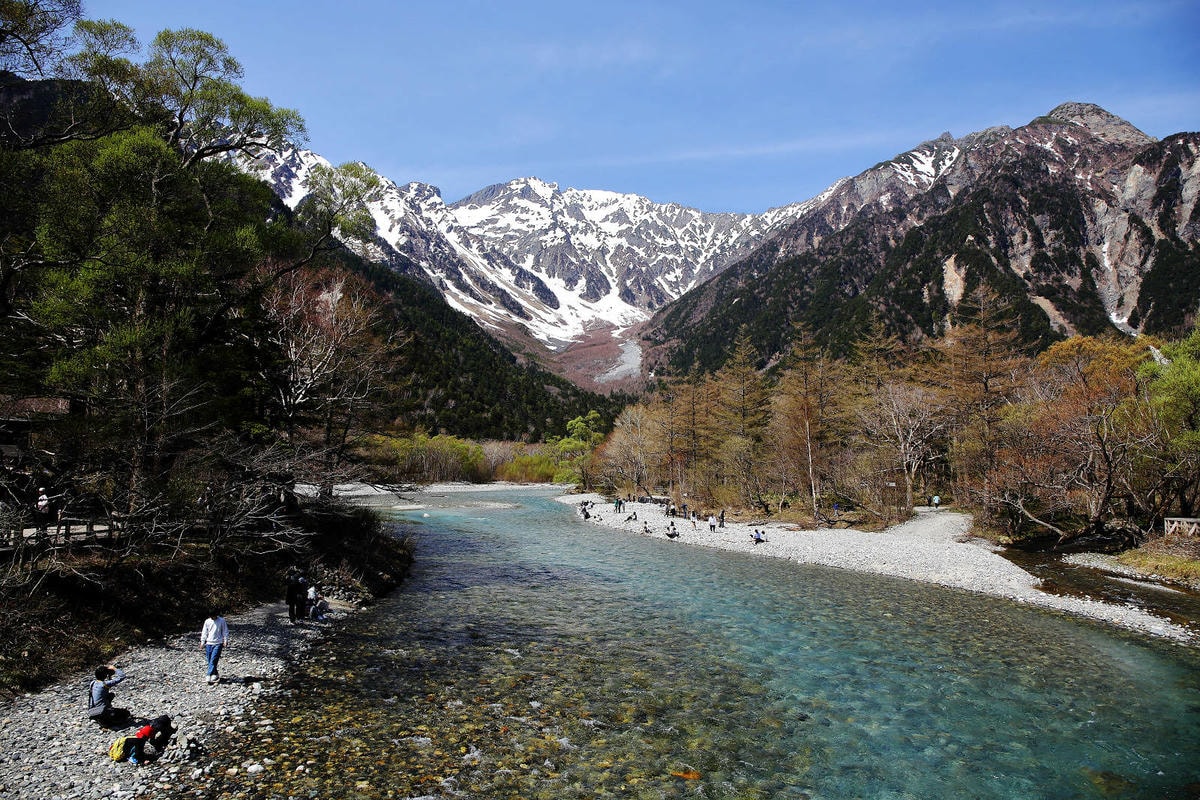 神的故鄉「上高地」,境內有大正池、田代池、河童橋、明神池等,