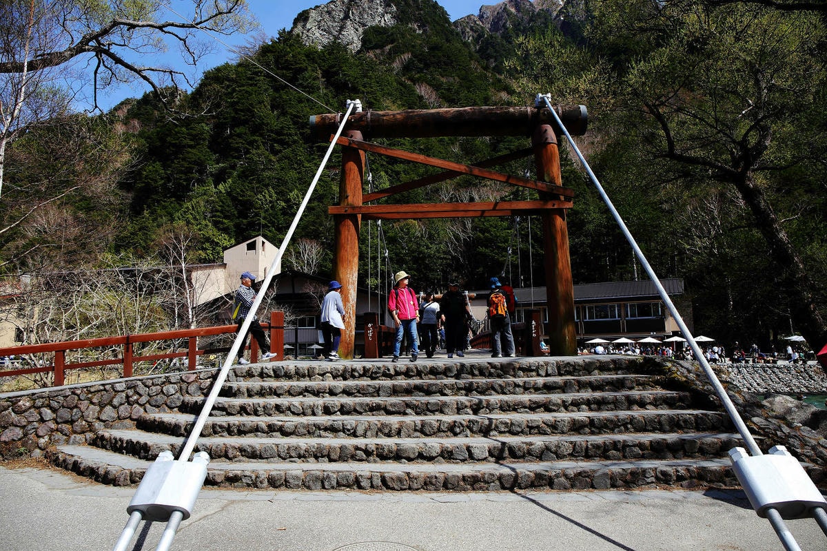 神的故鄉「上高地」,境內有大正池、田代池、河童橋、明神池等,