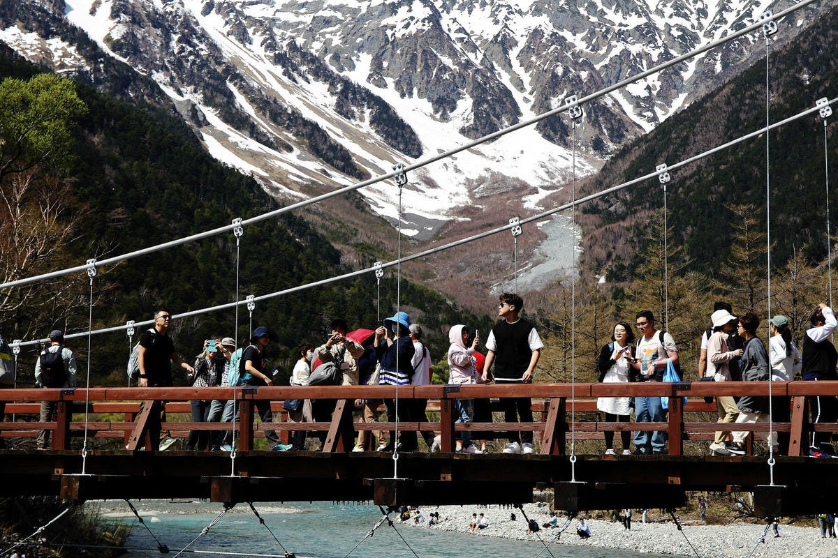 神的故鄉「上高地」,境內有大正池、田代池、河童橋、明神池等,