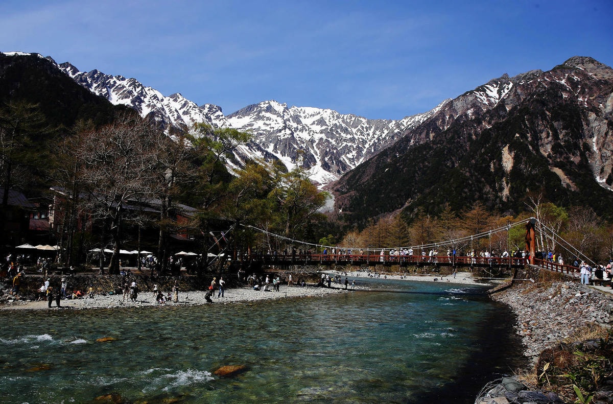 神的故鄉「上高地」,境內有大正池、田代池、河童橋、明神池等,