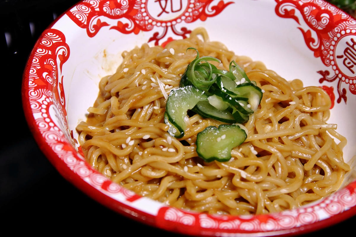 聚面。延吉街新開幕的10元串串香!來自四川最傳統的川味面食與