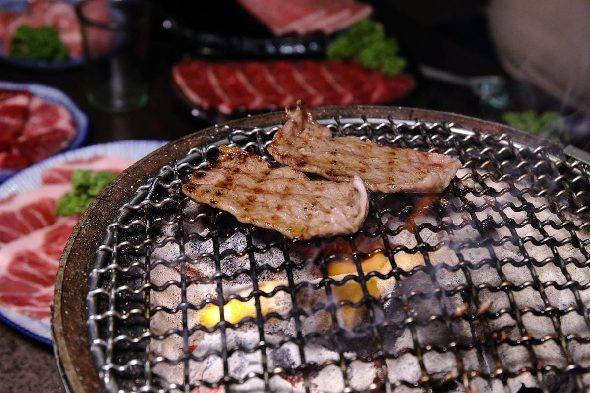 桃園中壢燒肉推薦，潮肉炭火燒肉中壢新生店，CP值超高的和牛吃