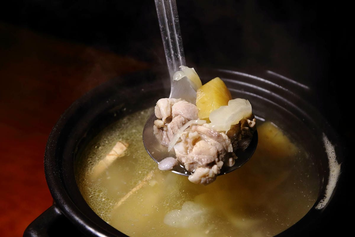 隱藏在士林夜市的美食餐廳，雞老闆桶仔雞(士林夜市店)，烤雞/