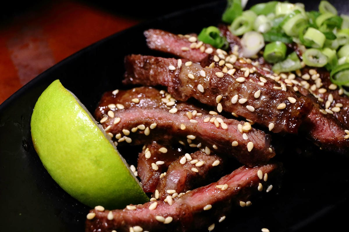 隱藏在士林夜市的美食餐廳，雞老闆桶仔雞(士林夜市店)，烤雞/