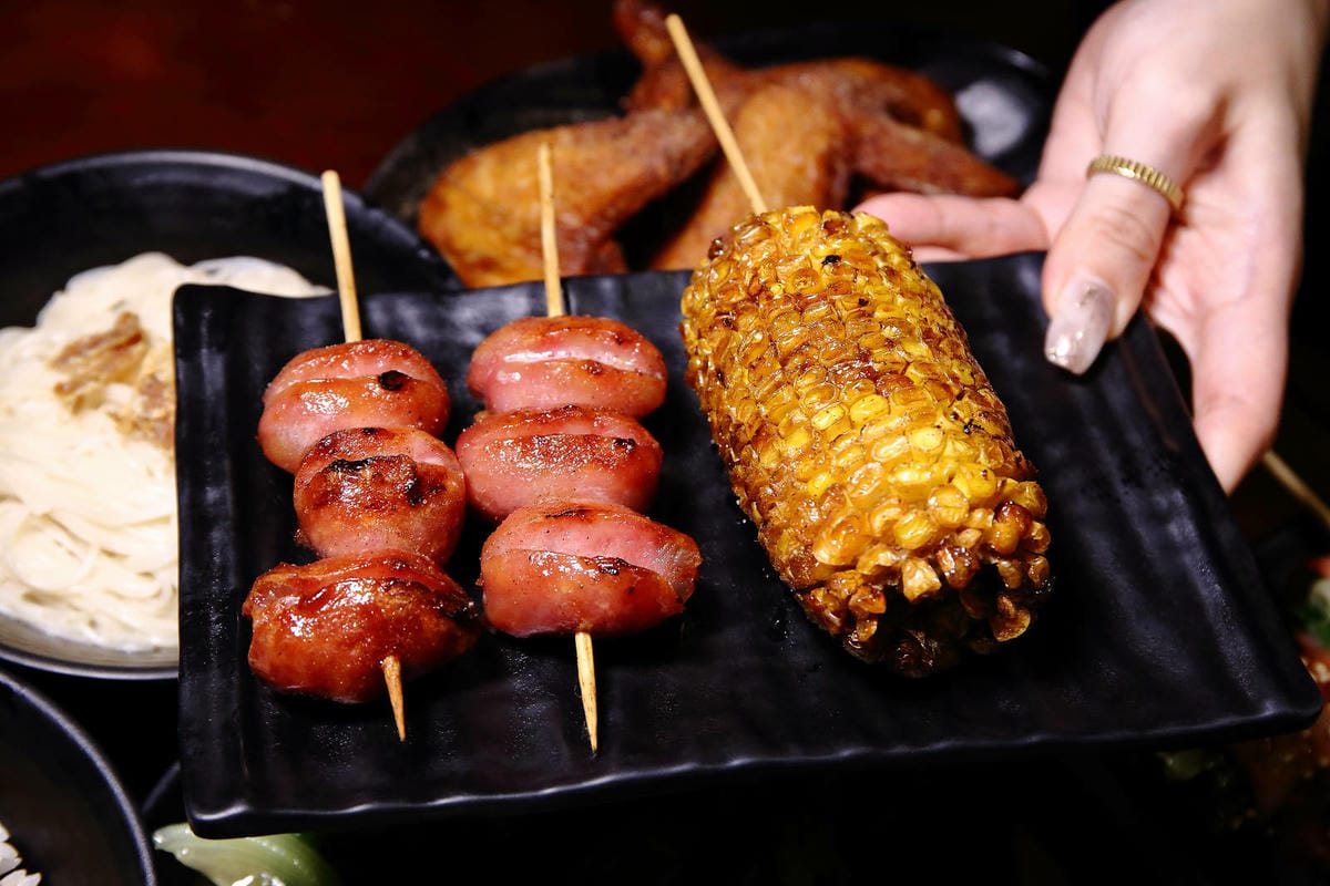 隱藏在士林夜市的美食餐廳，雞老闆桶仔雞(士林夜市店)，烤雞/