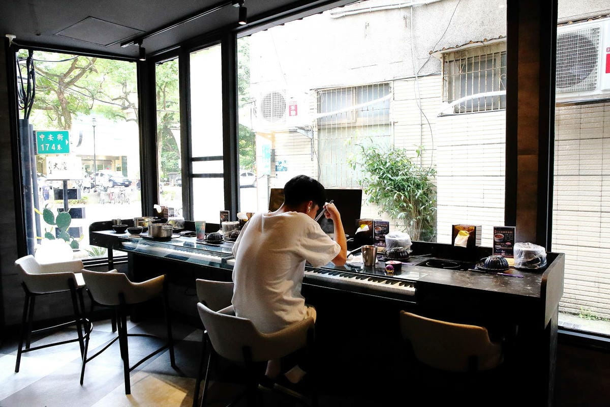 全台最強肉品火鍋!大魔大滿足鍋物中和店,四號公園超人氣高質感 全台最強肉品火鍋!大魔大滿足鍋物中和店,四號公園超人氣高質感