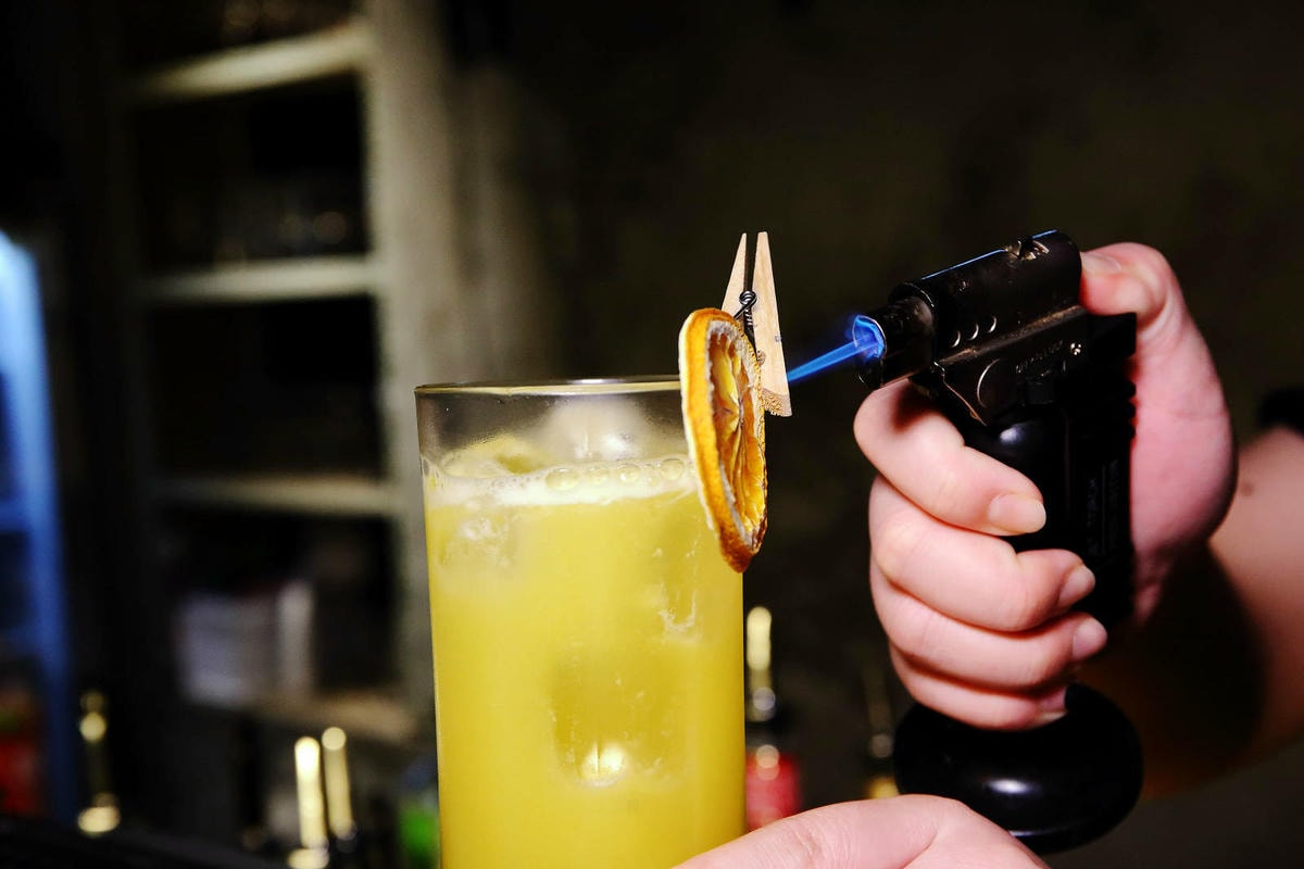 北車餐酒館推薦-Dobar北車店,有網紅歌手駐唱的沙發酒吧,