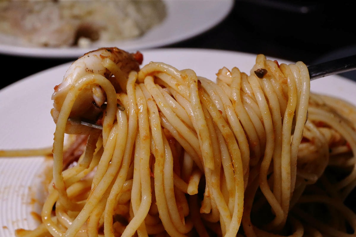 北車餐酒館推薦-Dobar北車店,有網紅歌手駐唱的沙發酒吧,