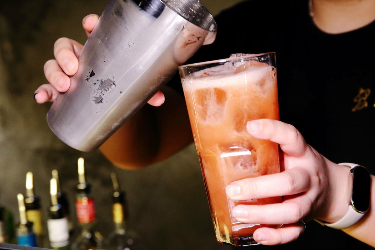 北車餐酒館推薦-Dobar北車店,有網紅歌手駐唱的沙發酒吧,