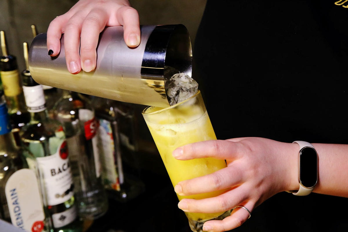 北車餐酒館推薦-Dobar北車店,有網紅歌手駐唱的沙發酒吧,