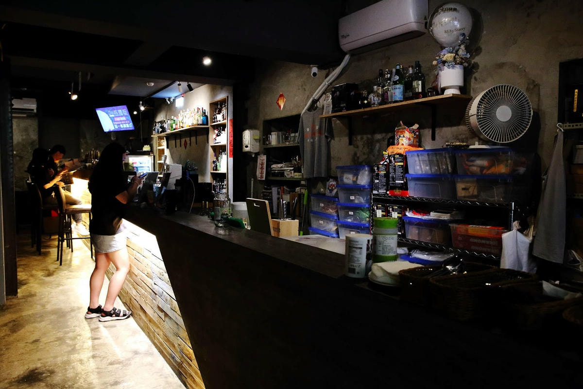 北車餐酒館推薦-Dobar北車店,有網紅歌手駐唱的沙發酒吧,