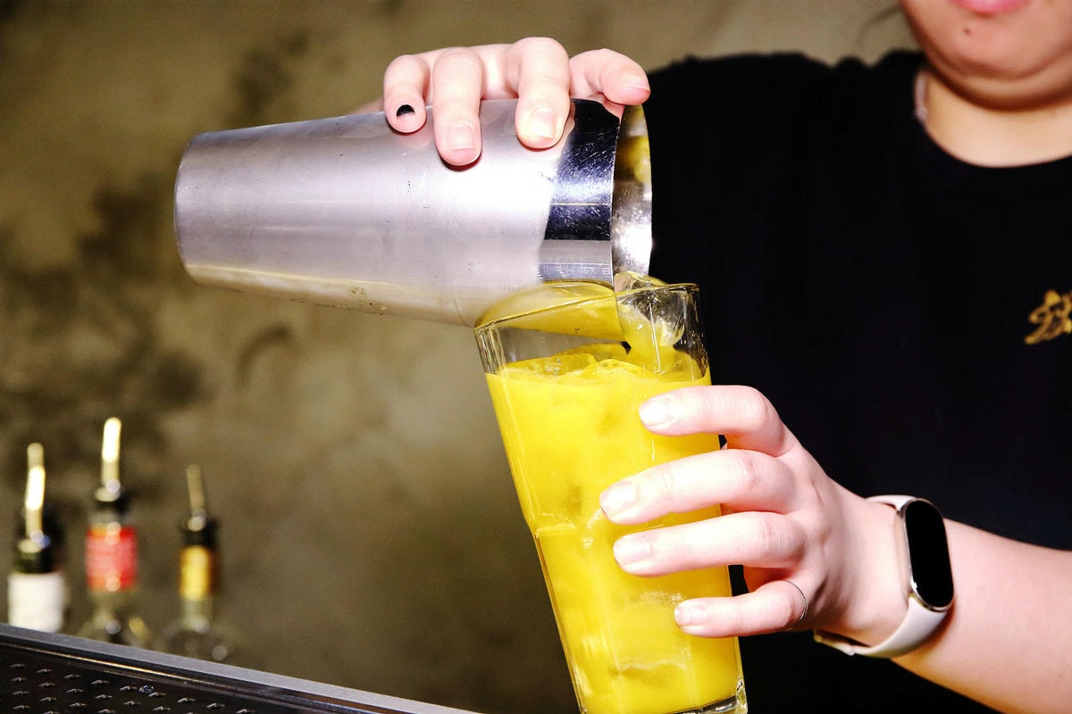 北車餐酒館推薦-Dobar北車店,有網紅歌手駐唱的沙發酒吧,