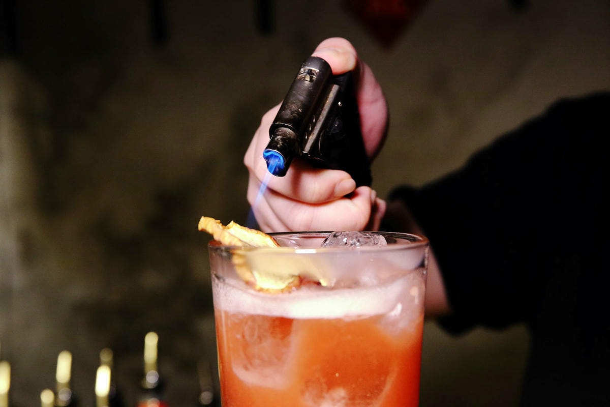 北車餐酒館推薦-Dobar北車店,有網紅歌手駐唱的沙發酒吧,