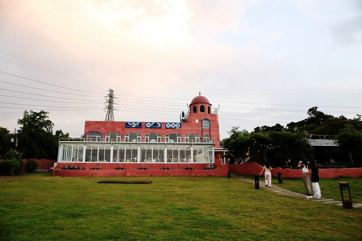 空ㄟ咖啡新竹店，湖口最新景觀餐廳，異國風百萬夜景、室外超大草