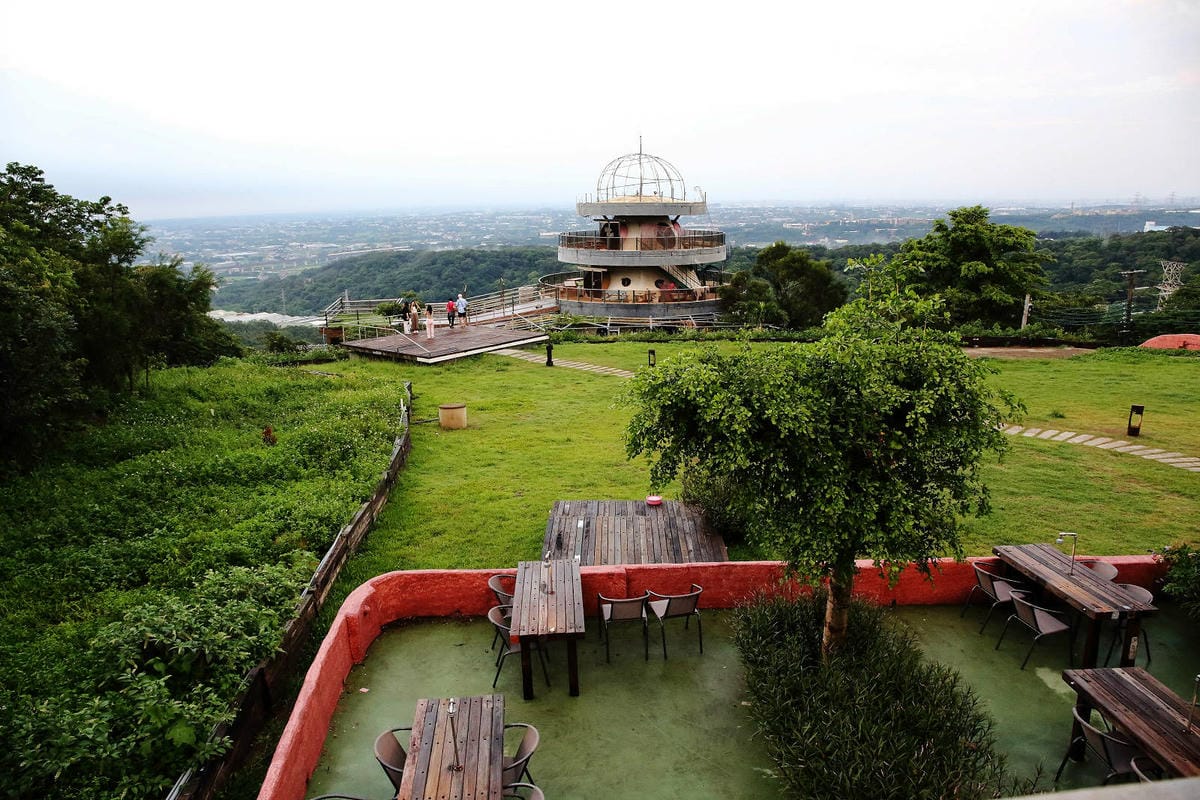 空ㄟ咖啡新竹店，湖口最新景觀餐廳，異國風百萬夜景、室外超大草