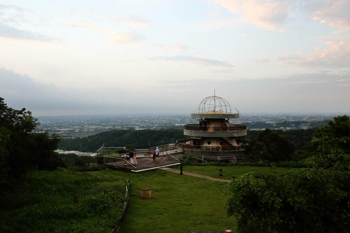 空ㄟ咖啡新竹店，湖口最新景觀餐廳，異國風百萬夜景、室外超大草