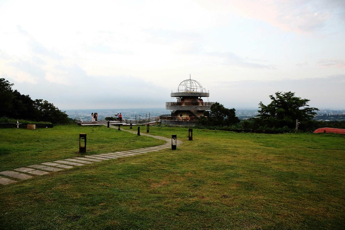 空ㄟ咖啡新竹店，湖口最新景觀餐廳，異國風百萬夜景、室外超大草