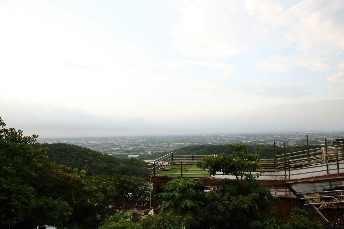 空ㄟ咖啡新竹店，湖口最新景觀餐廳，異國風百萬夜景、室外超大草