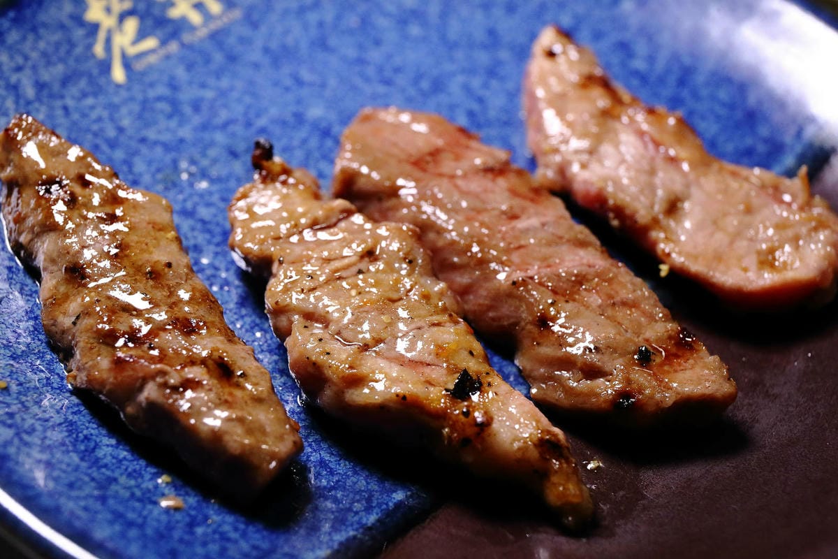 終於來台北了!台中人氣燒肉「老井」插旗信義區,30公分厚切牛 終於來台北了!台中人氣燒肉「老井」插旗信義區,30公分厚切牛