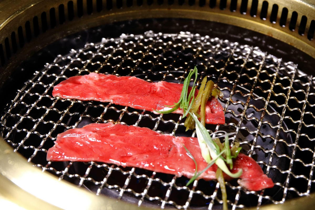 終於來台北了!台中人氣燒肉「老井」插旗信義區,30公分厚切牛 終於來台北了!台中人氣燒肉「老井」插旗信義區,30公分厚切牛