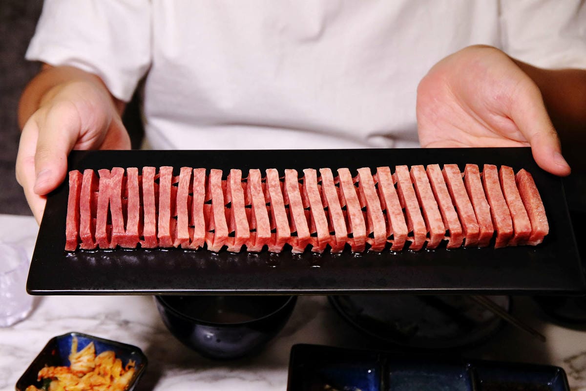 終於來台北了!台中人氣燒肉「老井」插旗信義區,30公分厚切牛 終於來台北了!台中人氣燒肉「老井」插旗信義區,30公分厚切牛