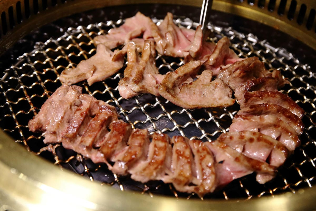 終於來台北了!台中人氣燒肉「老井」插旗信義區,30公分厚切牛 終於來台北了!台中人氣燒肉「老井」插旗信義區,30公分厚切牛