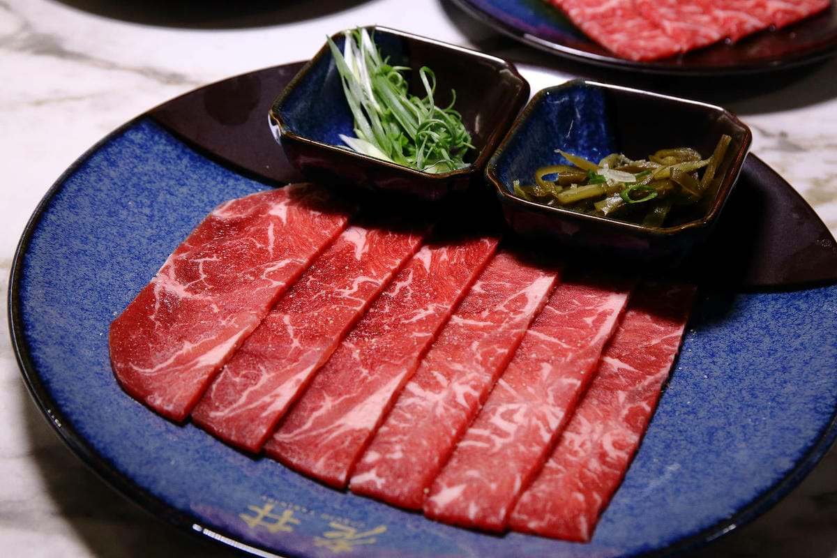 終於來台北了!台中人氣燒肉「老井」插旗信義區,30公分厚切牛 終於來台北了!台中人氣燒肉「老井」插旗信義區,30公分厚切牛