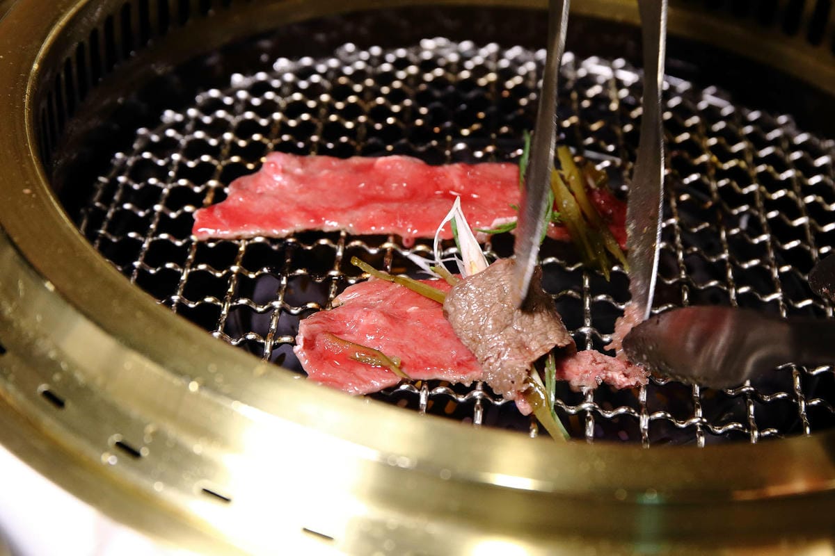 終於來台北了!台中人氣燒肉「老井」插旗信義區,30公分厚切牛 終於來台北了!台中人氣燒肉「老井」插旗信義區,30公分厚切牛