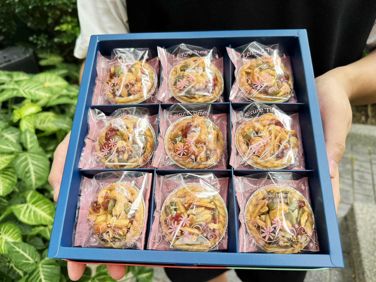 中秋送禮首選!賴董土司中秋禮盒,鳳梨酥與堅果塔送禮的最佳拍檔