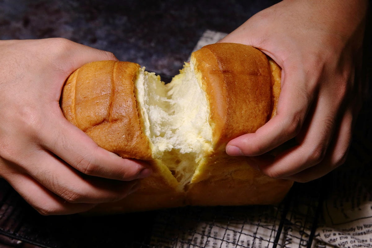 中秋送禮首選!賴董土司中秋禮盒,鳳梨酥與堅果塔送禮的最佳拍檔