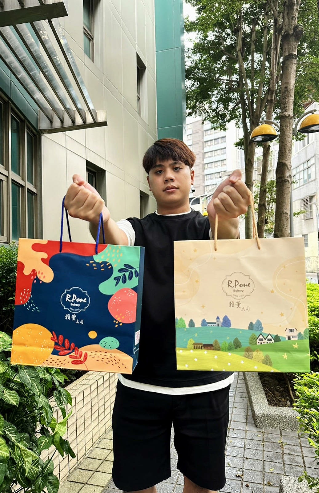 中秋送禮首選!賴董土司中秋禮盒,鳳梨酥與堅果塔送禮的最佳拍檔