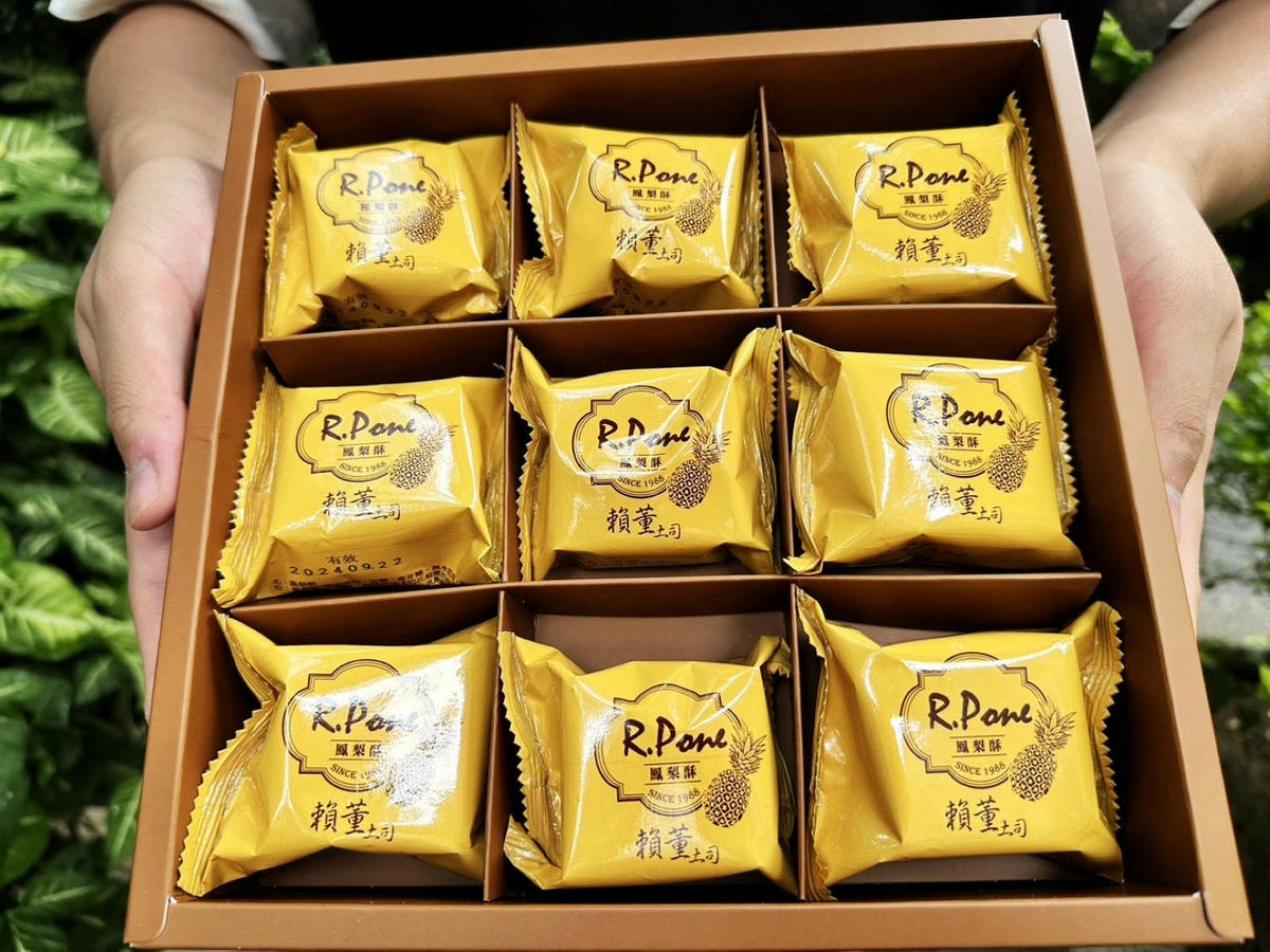 中秋送禮首選!賴董土司中秋禮盒,鳳梨酥與堅果塔送禮的最佳拍檔