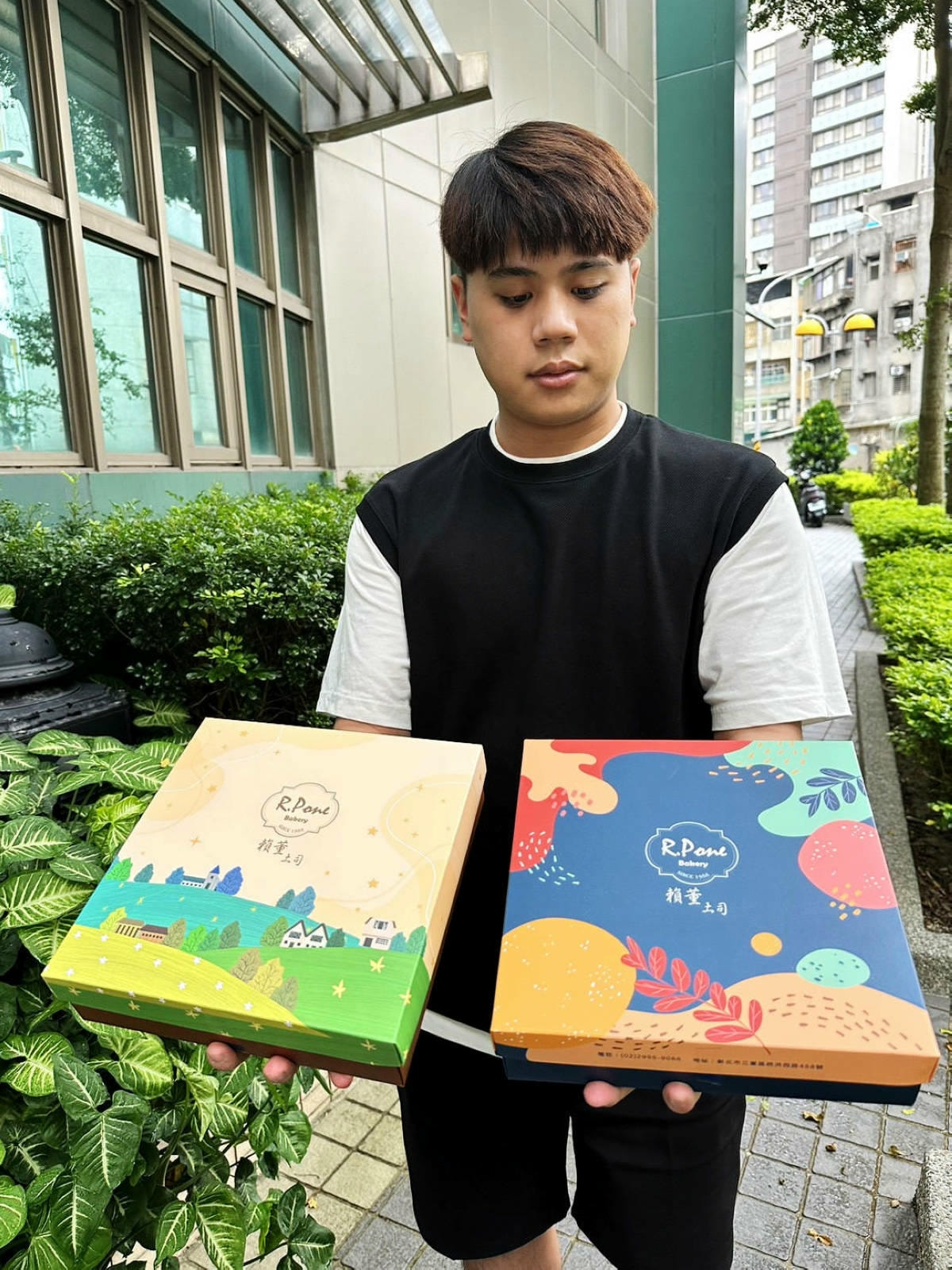 中秋送禮首選!賴董土司中秋禮盒,鳳梨酥與堅果塔送禮的最佳拍檔