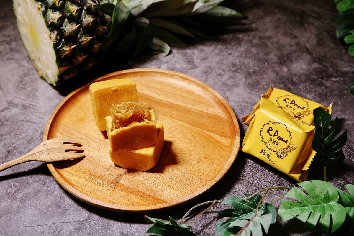 中秋送禮首選!賴董土司中秋禮盒,鳳梨酥與堅果塔送禮的最佳拍檔
