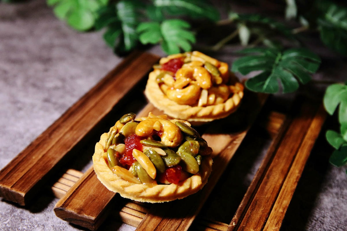 中秋送禮首選!賴董土司中秋禮盒,鳳梨酥與堅果塔送禮的最佳拍檔