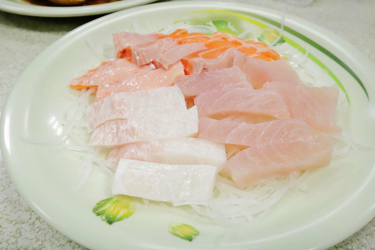 【榮生魚片】基隆成功市場高人氣排隊美食,現切生魚片自己選,平 【榮生魚片】基隆成功市場高人氣排隊美食,現切生魚片自己選,平