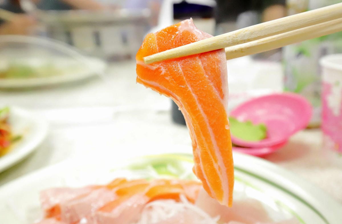 【榮生魚片】基隆成功市場高人氣排隊美食,現切生魚片自己選,平 【榮生魚片】基隆成功市場高人氣排隊美食,現切生魚片自己選,平