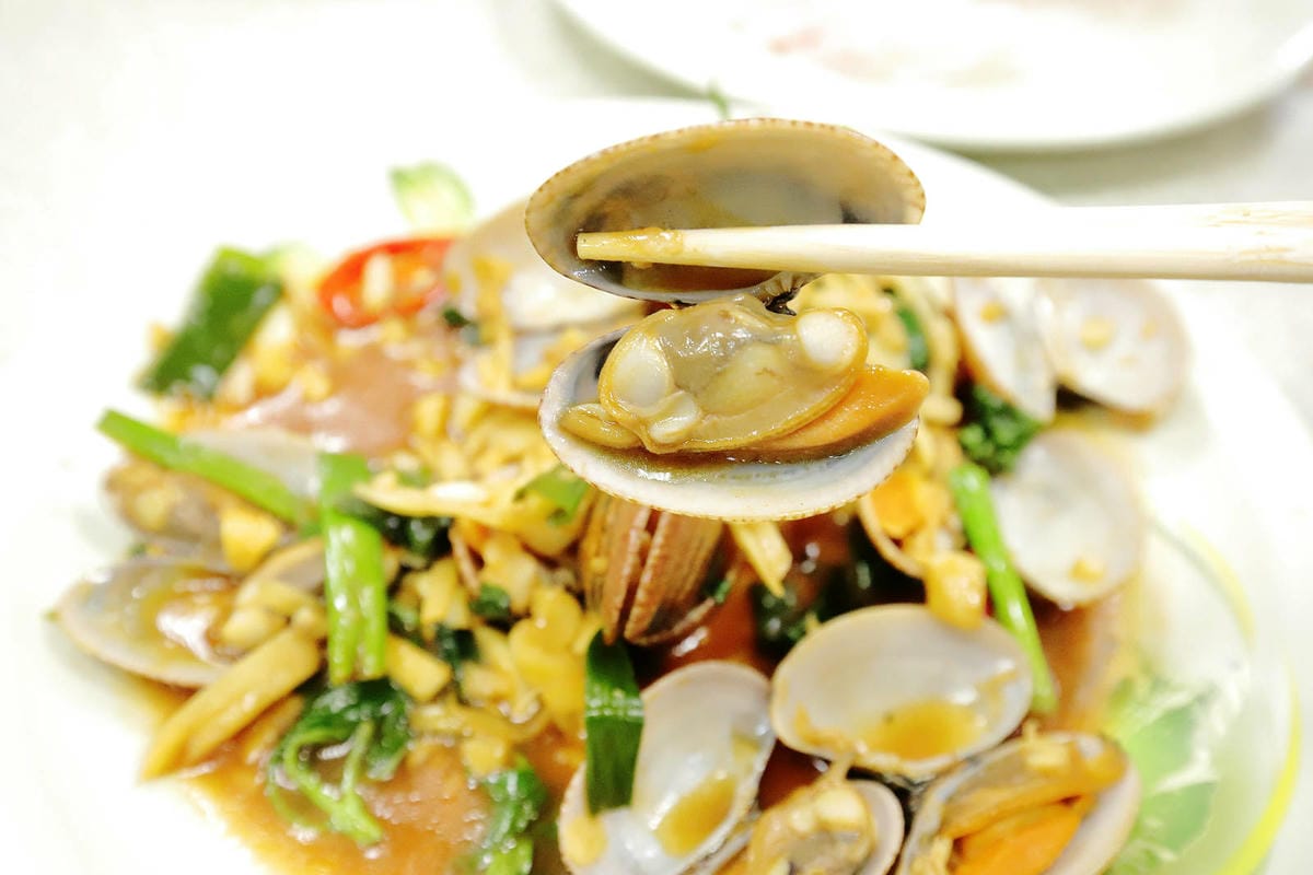 【榮生魚片】基隆成功市場高人氣排隊美食,現切生魚片自己選,平 【榮生魚片】基隆成功市場高人氣排隊美食,現切生魚片自己選,平