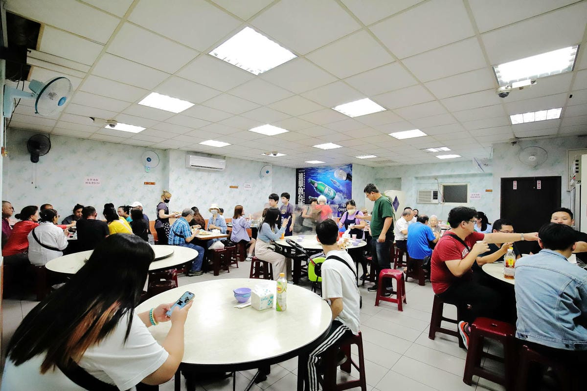 【榮生魚片】基隆成功市場高人氣排隊美食,現切生魚片自己選,平 【榮生魚片】基隆成功市場高人氣排隊美食,現切生魚片自己選,平