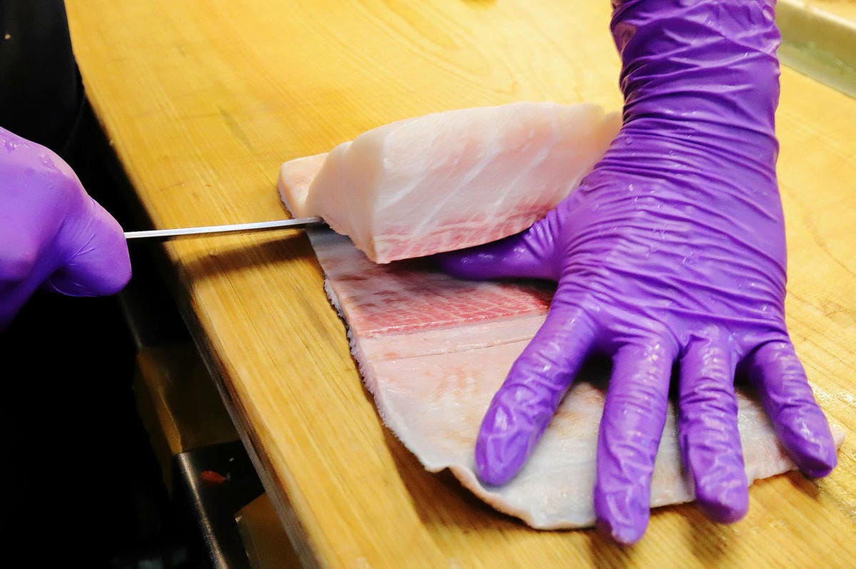 【榮生魚片】基隆成功市場高人氣排隊美食,現切生魚片自己選,平 【榮生魚片】基隆成功市場高人氣排隊美食,現切生魚片自己選,平