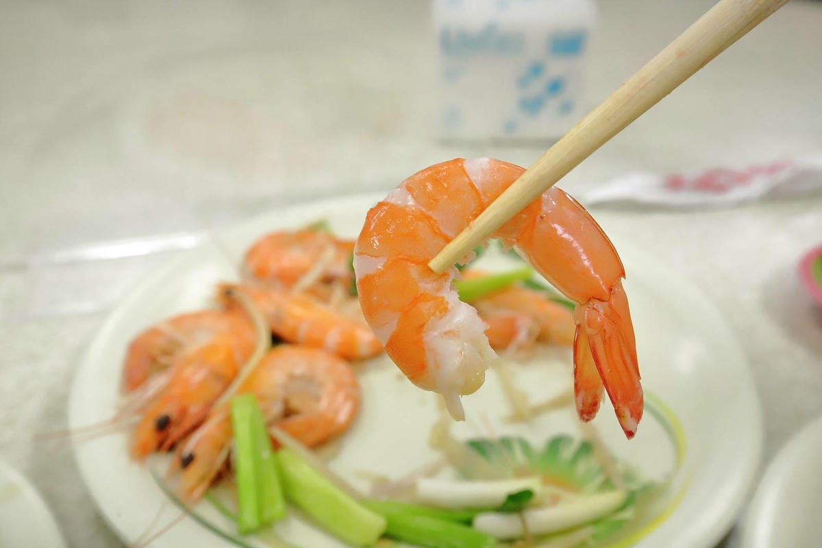 【榮生魚片】基隆成功市場高人氣排隊美食,現切生魚片自己選,平 【榮生魚片】基隆成功市場高人氣排隊美食,現切生魚片自己選,平