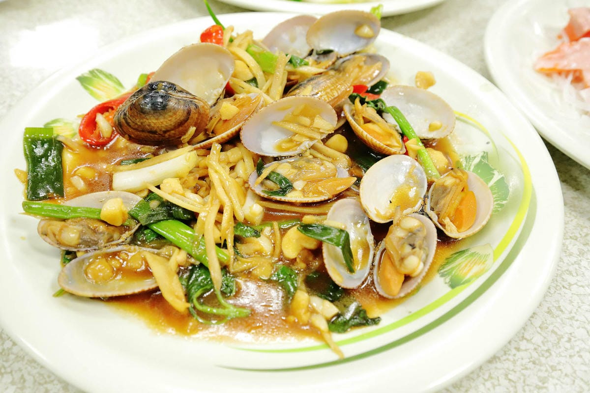 【榮生魚片】基隆成功市場高人氣排隊美食,現切生魚片自己選,平 【榮生魚片】基隆成功市場高人氣排隊美食,現切生魚片自己選,平