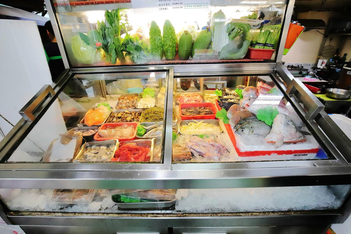 【榮生魚片】基隆成功市場高人氣排隊美食,現切生魚片自己選,平 【榮生魚片】基隆成功市場高人氣排隊美食,現切生魚片自己選,平