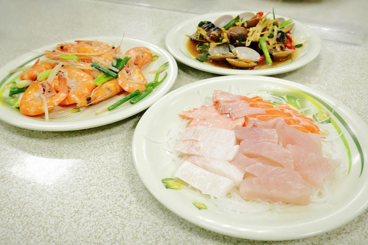 【榮生魚片】基隆成功市場高人氣排隊美食,現切生魚片自己選,平 【榮生魚片】基隆成功市場高人氣排隊美食,現切生魚片自己選,平