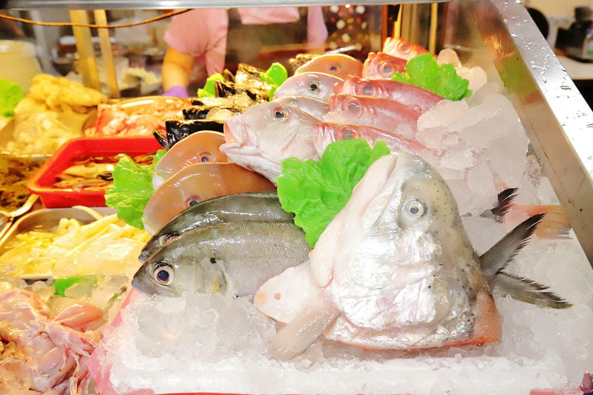 【榮生魚片】基隆成功市場高人氣排隊美食,現切生魚片自己選,平 【榮生魚片】基隆成功市場高人氣排隊美食,現切生魚片自己選,平