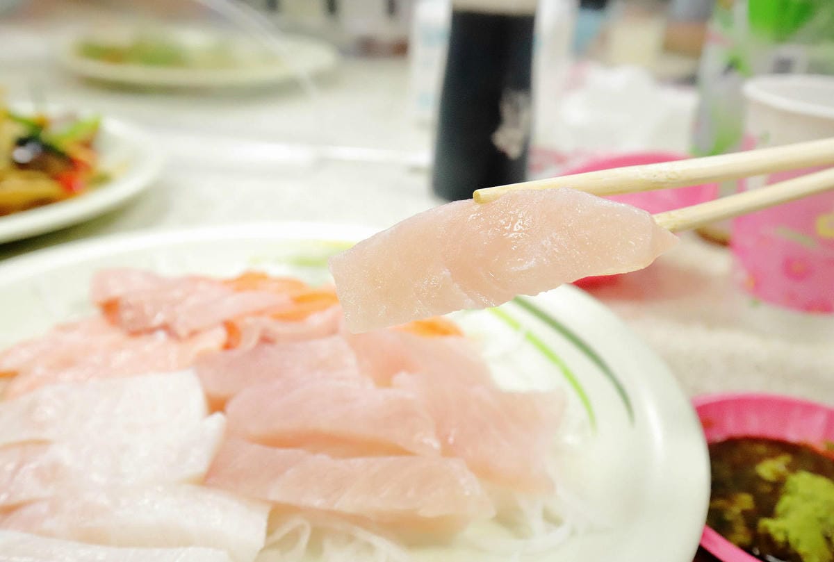 【榮生魚片】基隆成功市場高人氣排隊美食,現切生魚片自己選,平 【榮生魚片】基隆成功市場高人氣排隊美食,現切生魚片自己選,平